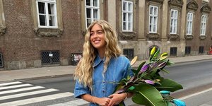 γυναίκα με φόρεμα στην εβδομάδα μόδας