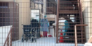 Νοσηλευτής σε χώρο γηροκομείου
