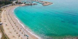Καινούργιες ομπρέλες και φρέσκια άμμο στην παραλία της Γλυφάδας
