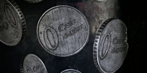Γκράφιτι με κέρματα του ευρώ σε τοίχο της Αθήνας