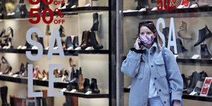 Γυναίκα μιλάει στο κινητό έξω από κατάστημα