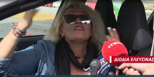 Την μπλόκαρε η τροχαία στα διόδια και έστελνε φιλάκια: «Εδώ θα κάνω Πάσχα, δεν με αφήνουν να φύγω» 