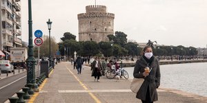 γυναικα και πισω λευκός πυργος