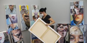 Γυναίκα τοποθετεί πίνακες ζωγραφικής