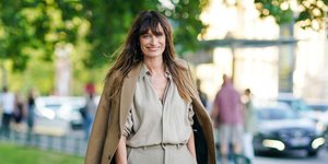 γυναίκα με πουκάμισο και παντελόνι στην εβδομάδα μόδας