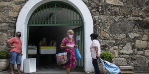 Γυναίκα παραλαμβάνει γεύμα