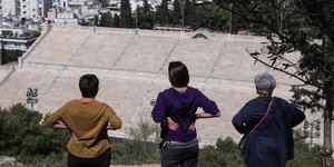 Γυναίκες κοιτάζουν το Καλλιμάρμαρο 