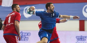 Παίκτης της Εθνικής Ελλάδα σουτάρει σε αγώνα χάντμπολ