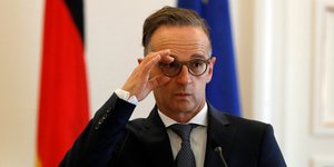 Χάικο Μάας χέρια στα γυαλιά  