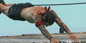 Ο Ηλίας Μπόγδανος σε αγώνισμα του Survivor 4