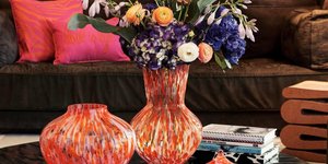 Πορτοκαλί βάζο με λουλούδια 