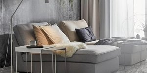 Γκρι καναπές με φωτιστικό