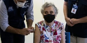 Ηλικιωμένη εμβολιάζεται