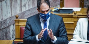 Ο Ιωάννης Κεφαλογιάννης με μάσκα στη Βουλή