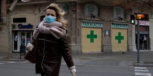 ginaika me maska gia koronoio ekso apo farmakio stin ispania