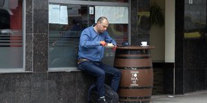 Ενας εργαζόμενος κάνει διάλειμμα στην Ισπανία