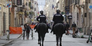 Έφιπποι αστυνομικοί κάνουν ελέγχους στην Ιταλία