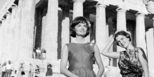 Η Τζάκι Κένεντι κατά την επίσκεψή της στον Παρθενώνα το 1961