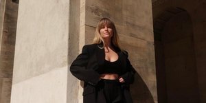 γυναίκα με μαύρα