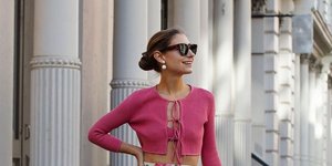 γυναίκα με μίντι φούστα