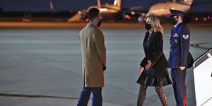 Η Τζιλ Μπάιντεν με μαύρη φούστα και διχτυωτό καλσόν