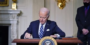 Ο Τζο Μπάιντεν υπογράφει έγγραφο