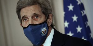 Ο Τζον Κέρι με μάσκα