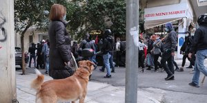 Ανδρες με καδρόνια στην πλατεία Κυψέλη