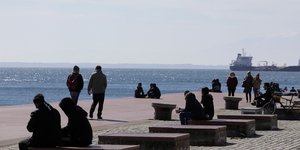 Κόσμος κάνει βόλτα σε παραλιακό μέρος της Θεσσαλονίκης