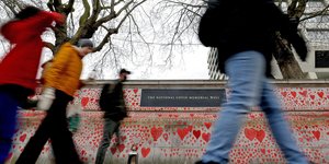 Περαστικοί ζωγραφίζουν κόκκινες καρδιές σε τοίχο κατά μήκος της νότιας όχθης του Τάμεση