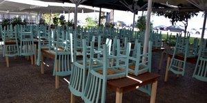 Καρέκλες γυρισμένες ανάποδα