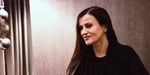 H Καρυοφυλλιά Καραμπέτη με μαύρα ρούχα 