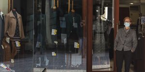 Γυναίκα σε βιτρίνα καταστήματος