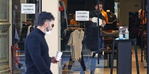 Περαστικός έξω από κατάστημα