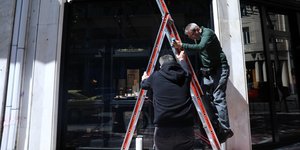 Ενας καταστηματάρχης έξω από το μαγαζί του