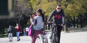 Kωνσταντίνος Καζάκος: Ποζάρει με την 23χρονη σύντροφό του