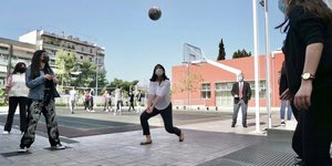 H υπουργός Παιδείας Νίκη Κεραμέως παίζει βόλεϊ με μαθήτριες