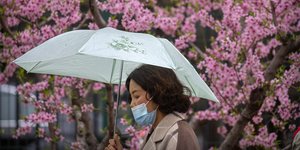 Κινέζα περπατά με ομπρέλα