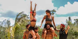 Η κόκκινη ομάδα στο Survivor 4 πανηγυρίζει