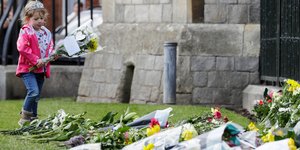 Κοριτσάκι αφήνει λουλούδια προς τιμήν του πρίγκιπα Φίλιππου