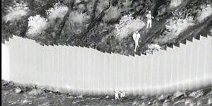 Καρέ καρέ η στιγμή που ο διακινητής πετά τα κοριτσάκια
