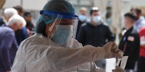 Εργαζόμενη του ΕΟΔΥ κατά τη διενέργεια rapid test
