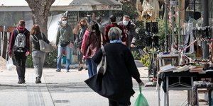 Πολίτες περπατούν σε εμπορικό δρόμο