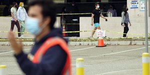 atoma ston dromo me maska gia koronoio