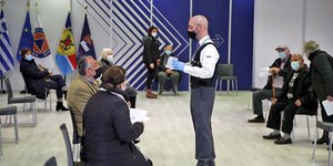 Κόσμος περιμένει να κάνει το εμβόλιο