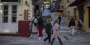 Κόσμος περπατά σε στενό στην Αθήνα