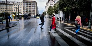 Κόσμος περνά από διάβαση