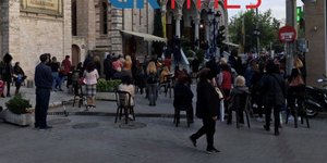 Θεσσαλονίκη: Εβγαλαν καρέκλες σε προαύλιο εκκλησίας για τη λειτουργία της Μ. Πέμπτης
