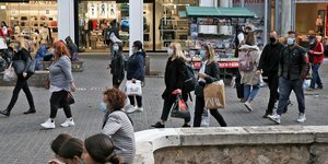 Κόσμος σε καταστήματα στην Ερμού