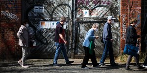 Πολίτες στη Γερμανία στην ουρά προκειμένου να εμβολιαστούν